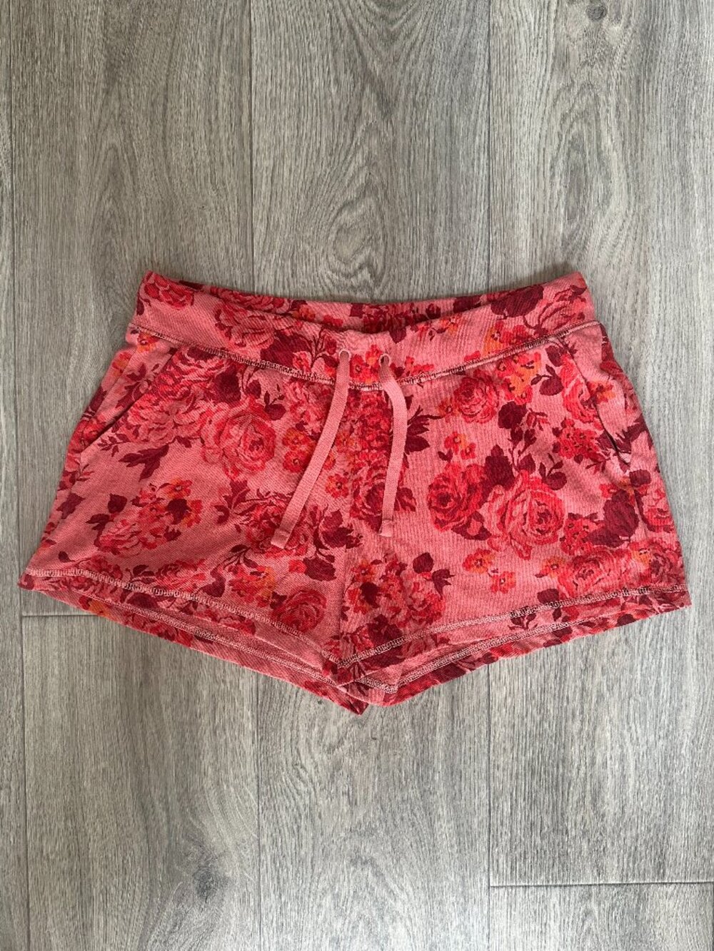🌹 Old Navy Pink/Red Floral Shorts Size Small 🌹